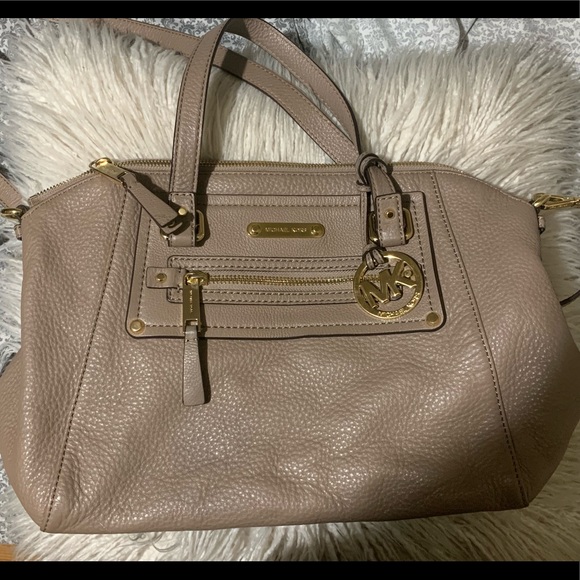 EUC Michael Kors “Gilmore” Medium Satchel. - Picture 3 of 8